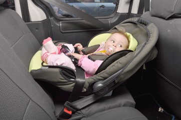 bébé en voiture