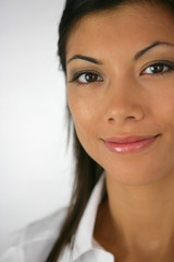 Portrait d'une femme souriante sur fond blanc