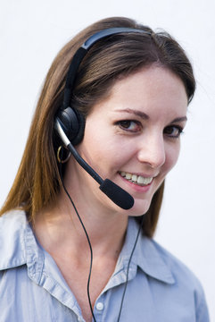woman operator answering costumers telephone calls