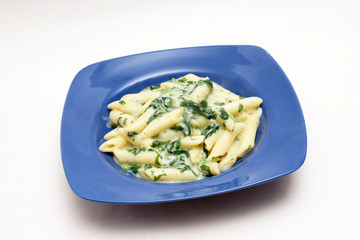 nudeln in würziger gorgonzolasauce mit blattspinat