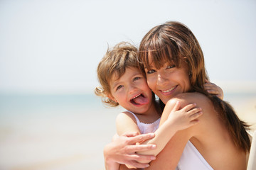 femme souriante et d'une petite fille tirant la langue