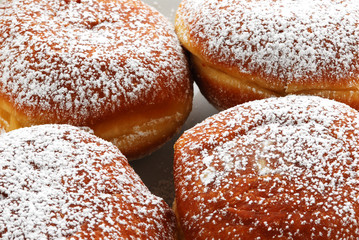 Zucchero a velo su bomboloni di patate - Dolci Toscana