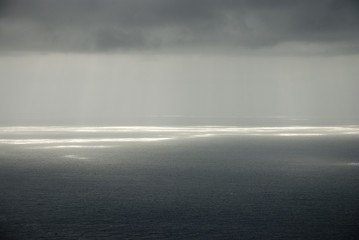 Grauer Himmel und Meer