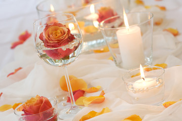 Rosenblüten mit Kerzen