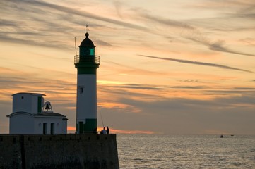 Le phare du tr&eacute;port dans le soleil couchant