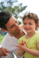 Portrait d'un homme et d'une petite fille souriants