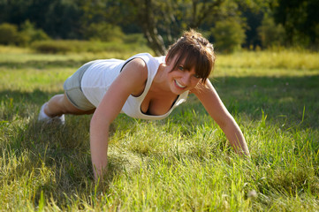 junge Frau beim Fitness in der Natur