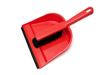roter handfeger und kehrblech isoliert