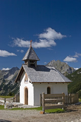 Fototapeta na wymiar Kapliczka w Karwendel