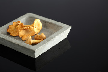 Pfifferlinge in grauer Tonschale