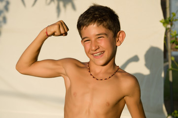Child that shows the muscles of the arm
