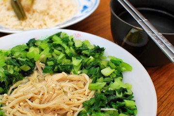 Green leafy vegetables and mushrooms