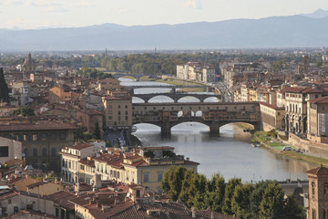 Fototapeta na wymiar Vue des ponts de Florence