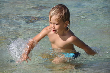 enfant dans l'eau