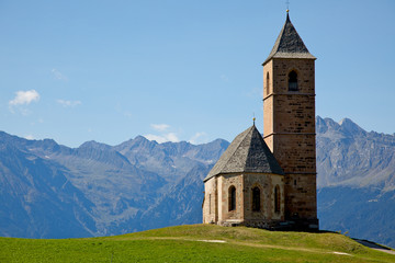 Fototapeta na wymiar Almwiese mit Kirche