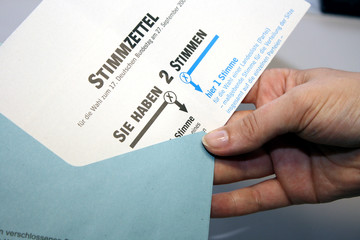 stimmzettel im Brief quer