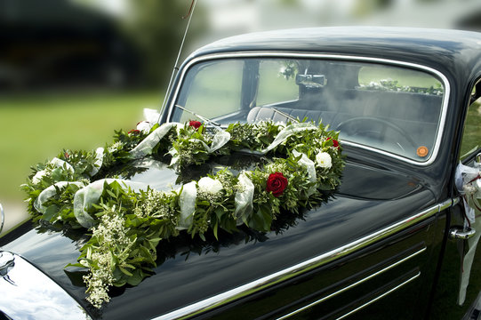 Just Married Hochzeits-Oldtimer mit Rosen-Bouquet