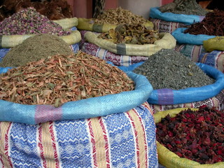 épices et fleurs au marché de Marrakech
