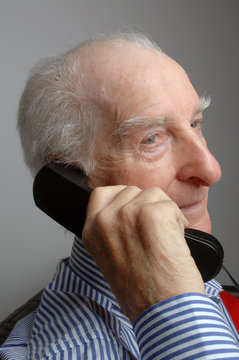 nonno al telefono