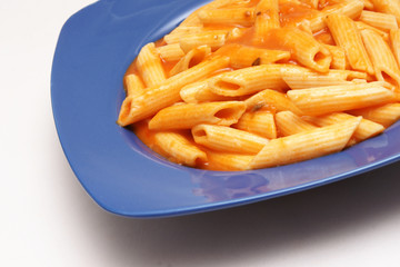 eiernudeln in tomaten mozzarella sauce