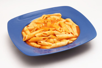 eiernudeln in tomaten mozzarella sauce