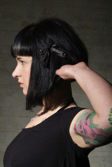Frau mit Tattoo