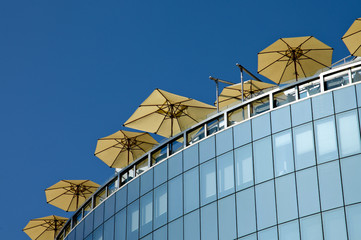 Hochhaus mit Sonnenschirmen