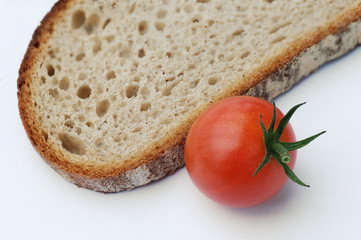 Brot und Tomate