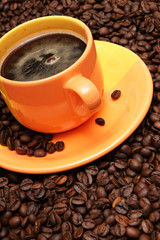 tasse kaffee mit frischen bohnen