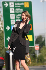 Business Frau wartet am Flughafen mit telefon