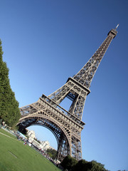 Fototapeta na wymiar Eiffel Tower, pochylony w prawo, Paris