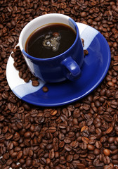 tasse kaffee mit frischen bohnen