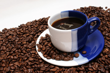 tasse kaffee mit frischen bohnen