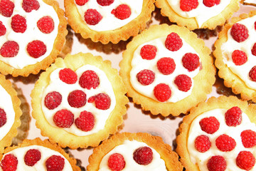 himbeer-torteletts mit frischkäse,gebäck