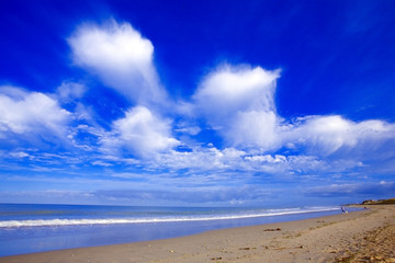 france,charente maritime,oléron : plage des huttes,ciel bleu et