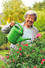 Seniorin im Garten X