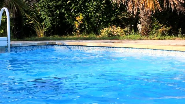 surgir du fond de la piscine