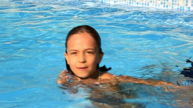nager dans la piscine