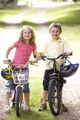Obraz premium Children riding bikes in countryside