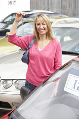 Woman collecting new car © Monkey Business