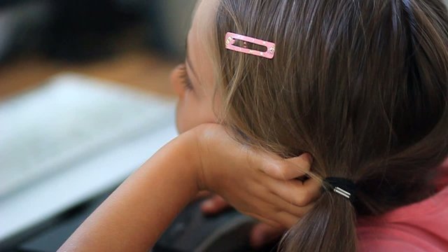 enfant devant l'ordinateur