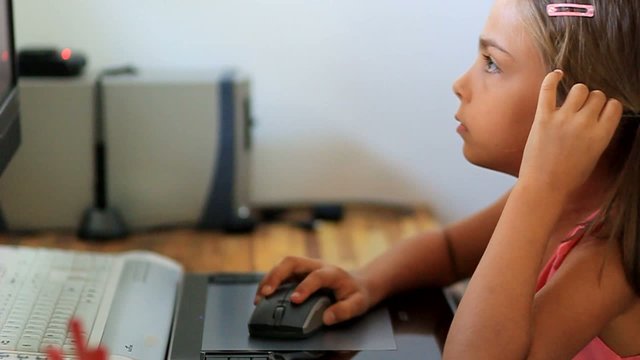 enfant devant l'ordinateur