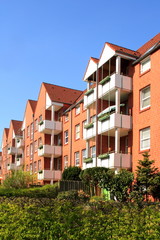 Wohnhaus Mehrfamilienhaus Balkone, Fassade, blauer Himmel