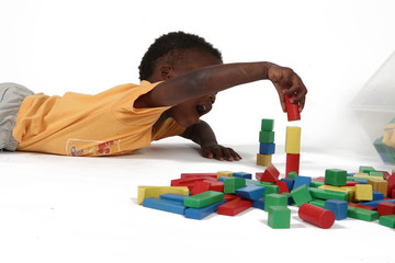 petit garçon en train de construire