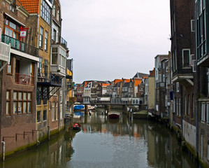Fototapeta na wymiar Canals w Dordrecht