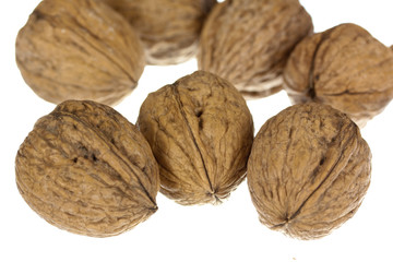 Walnüsse,freigestellt auf weiss