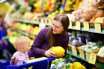 Fototapeta premium Family in supermarket