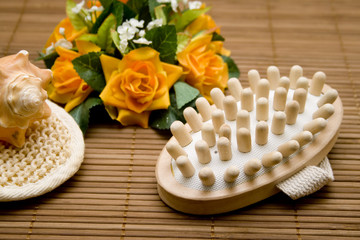 Blume und Massagebürste