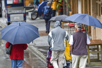 Personen mit Regenschirm