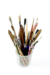 Pot de petits pinceaux sur fond blanc